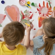 mittelgrosse-kinder-malen-zusammen